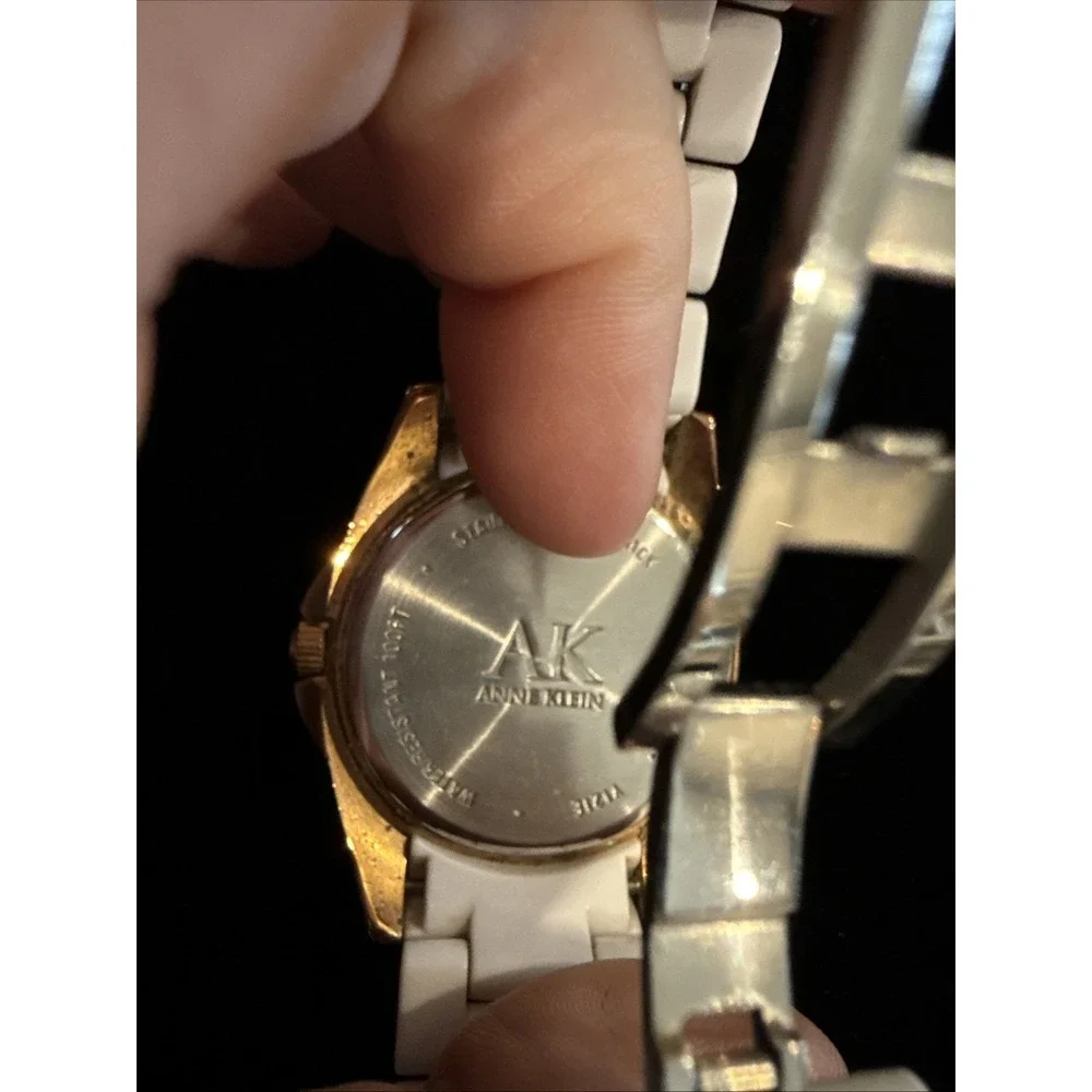 VINTAGE ANNE KLEIN RHINESTONE DETAIL PLASTIC WHITE BRACELET‎ FACE WATCH 5431